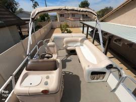 2004, Sun Tracker, Party Barge 22