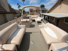 2004, Sun Tracker, Party Barge 22