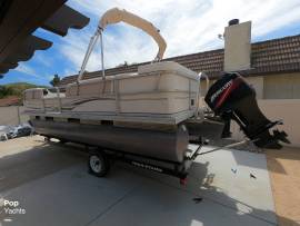 2004, Sun Tracker, Party Barge 22