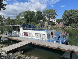 1969, 44 Houseboat